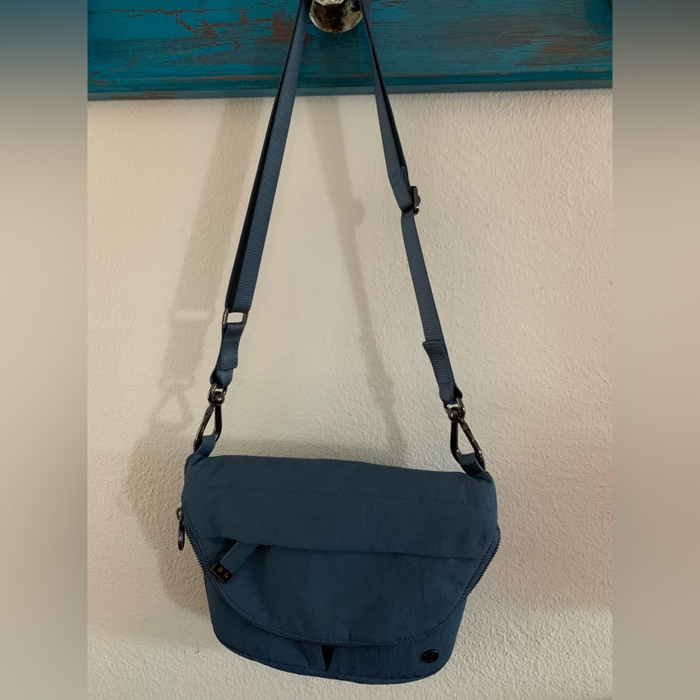 Lululemon All Night Festival Bag-blue